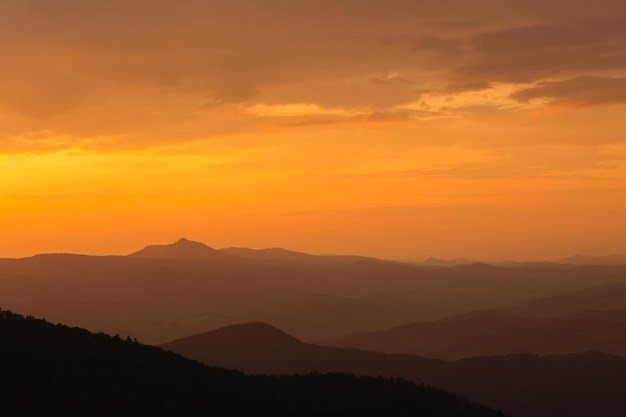 Tramonto arancione sulle montagnexA