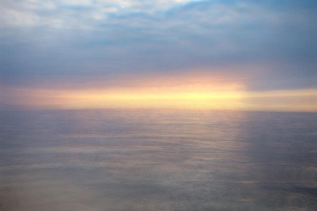 tramonto astratto sul lago, acqua del paesaggio e cielo, concetto della natura di libertà di vista vaga