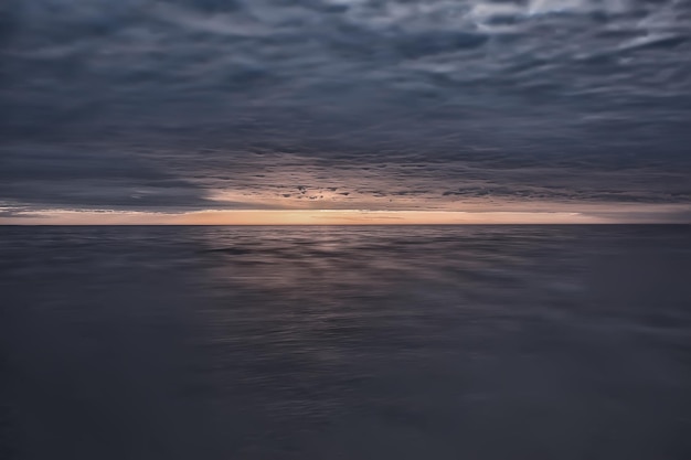 tramonto astratto sul lago, acqua del paesaggio e cielo, concetto della natura di libertà di vista vaga