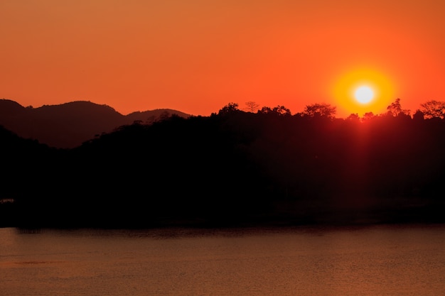 Tramonto astratto sul lago