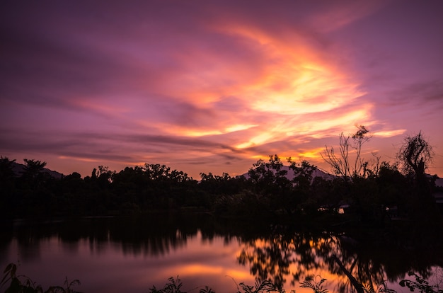 Tramonto bagliore nel cielo con la riflessione dal lago. Incredibile naturale.