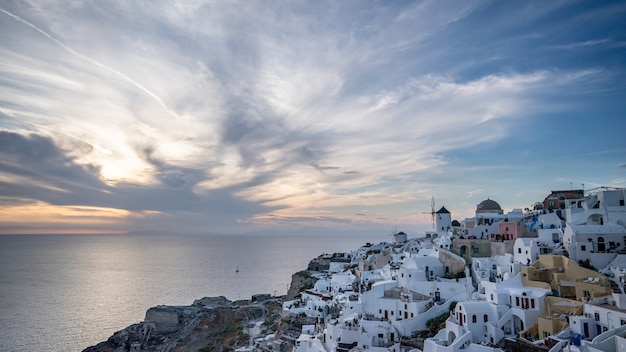 Tramonto bellissimo. Santorini, Oia. Grecia. Cielo al tramonto con il sole e le nuvole