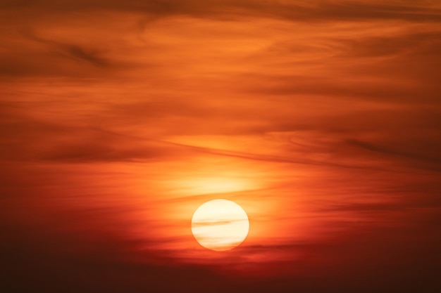 Tramonto bellissimo. Tramonto serale Cielo atmosfera giallo rosso.