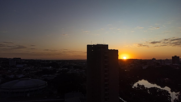 Tramonto bellissimo tramonto su una piccola città in Brasile foto drone