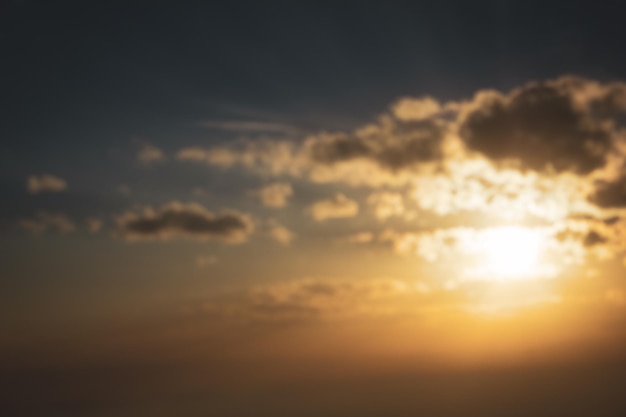 Tramonto cielo nuvoloso con il sole arancione