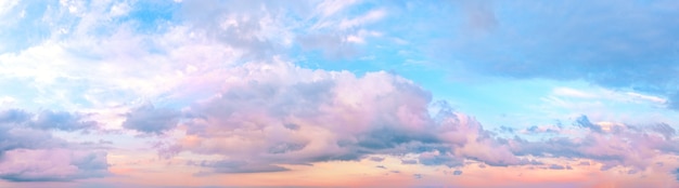 Tramonto cielo rosa con nuvole