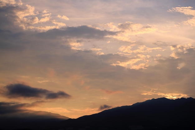 Tramonto Colorato Cielo Con Sole E Nuvole Sfondo