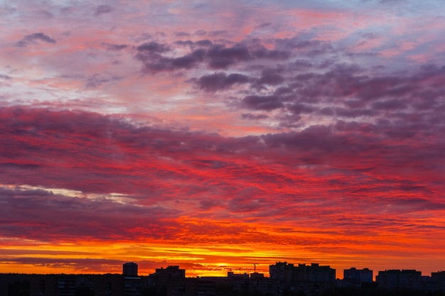 Tramonto colorato cielo sopra la città