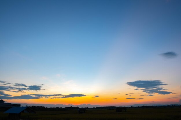 Tramonto colorato e alba con nuvole natura Molte nuvole bianche nel cielo blu