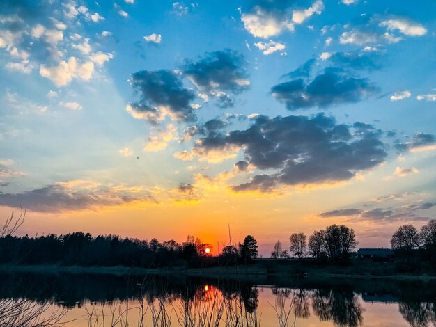 tramonto colorato in campagna vicino al fiume