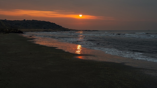 Tramonto colorato in riva al mare