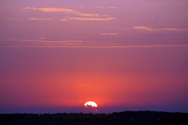 Tramonto colorato nel cielo della sera. La natura e la bellezza delle nuvole