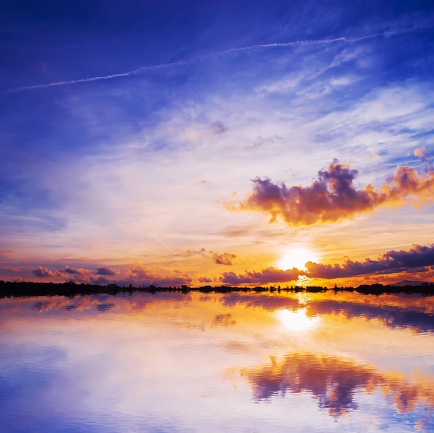 Tramonto colorato riflesso nell'acqua