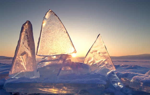 Tramonto colorato sopra il ghiaccio cristallino del lago Baikal