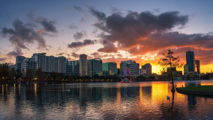 Tramonto colorato sopra il lago Eola e lo skyline della città di Orlando in Florida