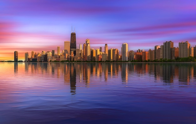 Tramonto colorato sopra lo skyline di Chicago attraverso il lago Michigan