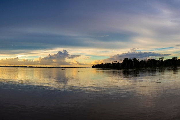 Tramonto colorato sul fiume Amazon nella foresta pluviale del Brasile