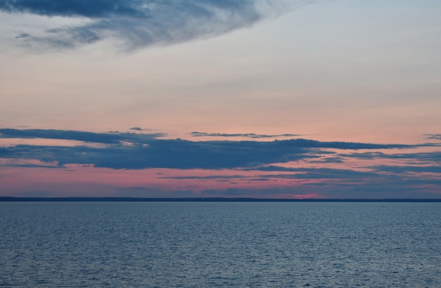 Tramonto colorato sul fiume Volga