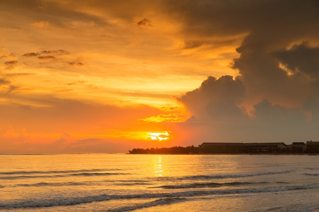 Tramonto colorato sull'oceano alle Maldive