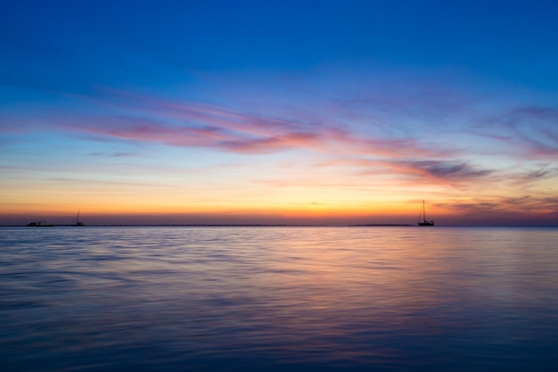 Tramonto colorato sull'oceano sull'isola tropicale