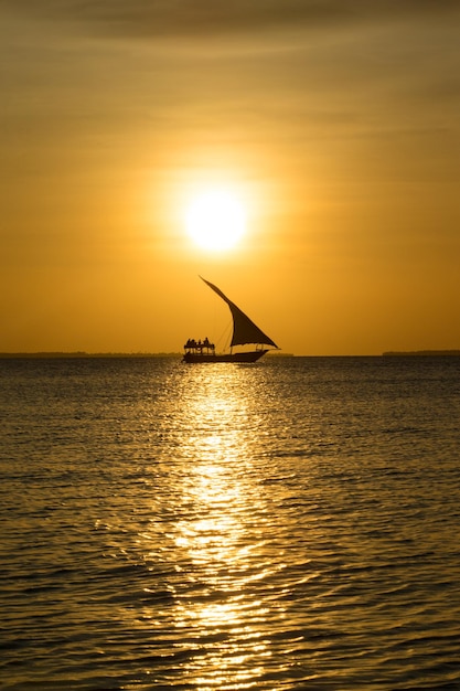 Tramonto colorato sull'oceano sull'isola tropicale