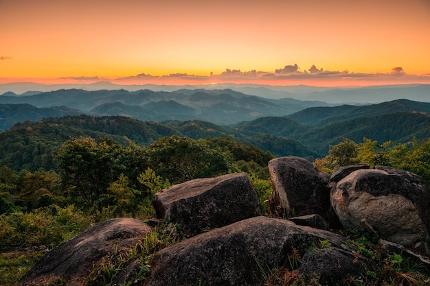 Tramonto colorato sulla catena montuosa nella foresta pluviale tropicale e rocce al parco nazionale