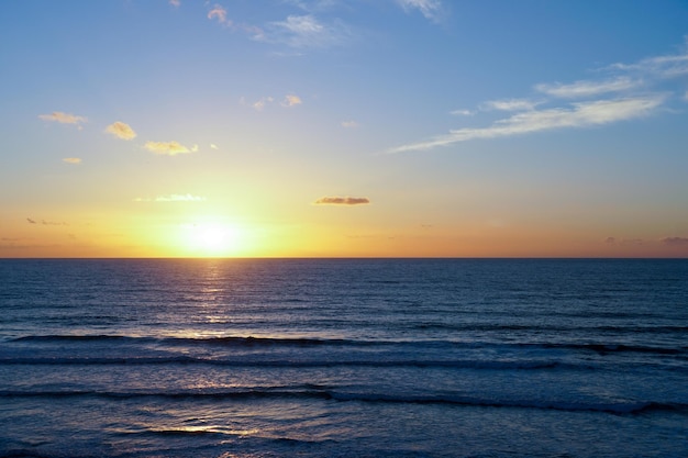 Tramonto colorato sulla spiaggia dell'oceano con cielo nuvoloso profondo Bella nuvola sul mare durante il tramonto