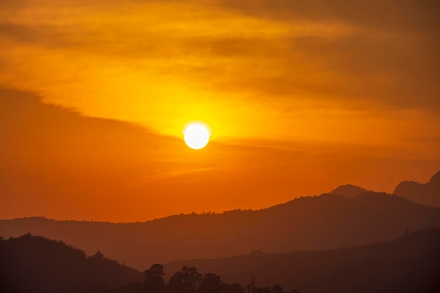 Tramonto colorato sulle colline di montagna Thailandia