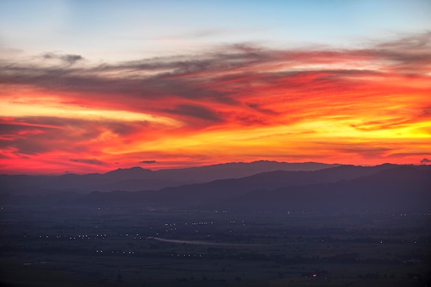 Tramonto colorato sulle colline di montagna Thailandia