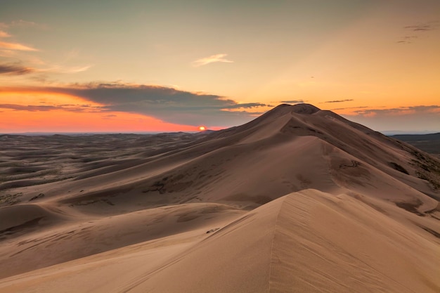 Tramonto colorato sulle dune del deserto del Gobi in Mongolia