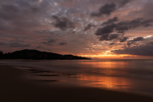 Tramonto con belle nuvole colorate nel cielo a Tsukigahama Beach Iriomote Island.