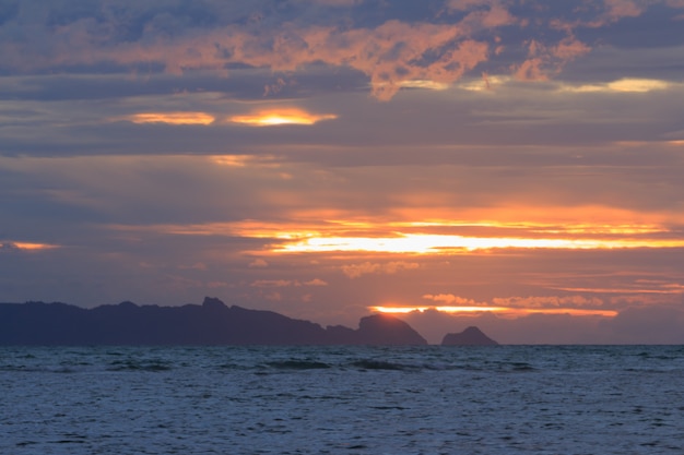 Tramonto con cielo azzurro del mare