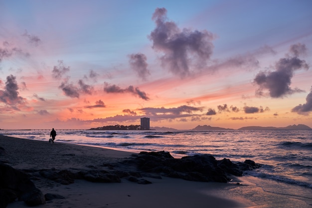 Tramonto con cielo rosso su una spiaggia nella città di Vigo, Galizia, Spagna.