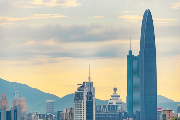 Tramonto con gli edifici alti nella città di Shenzhen, Cina