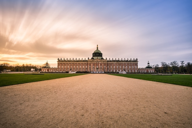 Tramonto con il palazzo di Sanssouci a Potsdam, in Germania