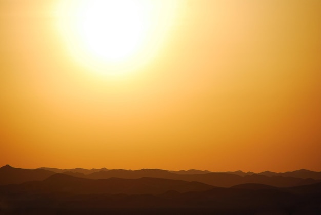 Tramonto con la montagna nel deserto