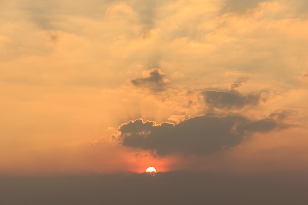 Tramonto con nuvole il cielo