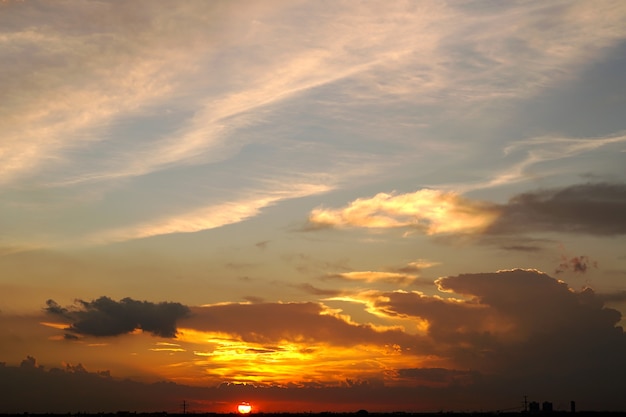 Tramonto con nuvole nel cielo sopra la città