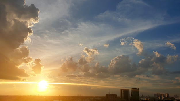 Tramonto con nuvole nel cielo sopra la città