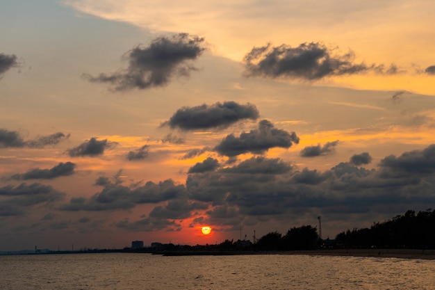 Tramonto con potenti in spiaggia