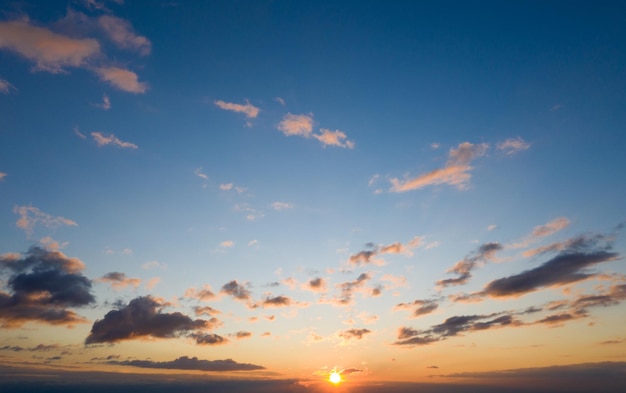 Tramonto con raggi di sole cielo con nuvole e sole