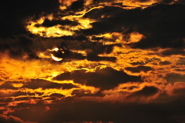 Tramonto con un bel cielo scuro