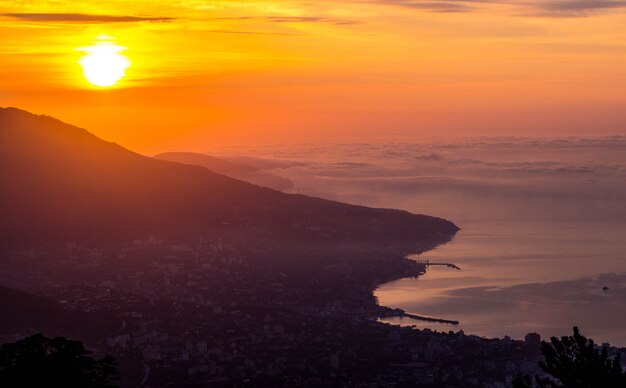 Tramonto con vista su Yalta. Vista sul mare al tramonto.