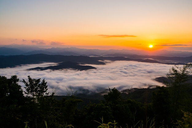 tramonto con vista sulle montagne con nebbia