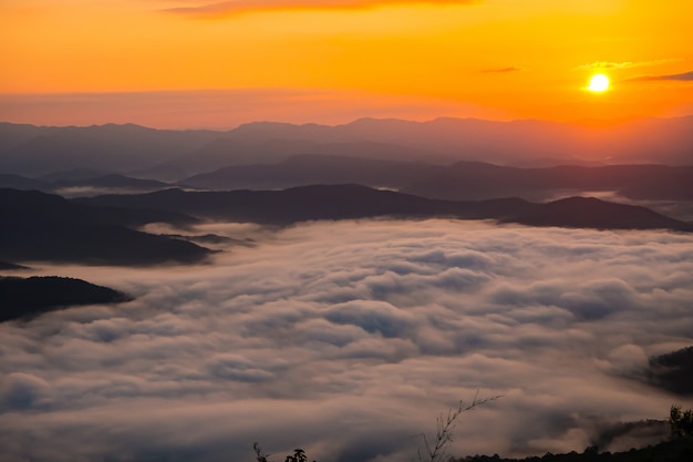 tramonto con vista sulle montagne con nebbia