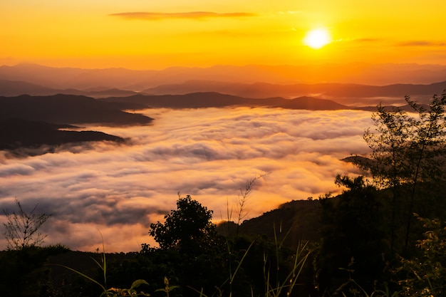 tramonto con vista sulle montagne con nebbia