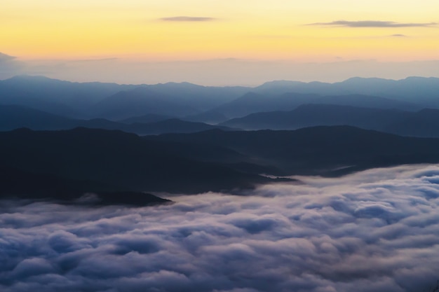 tramonto con vista sulle montagne con nebbia