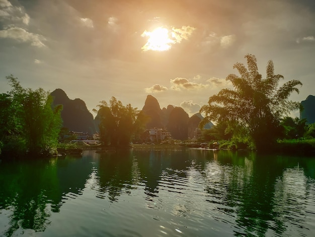 Tramonto contro le montagne gialle in Cina