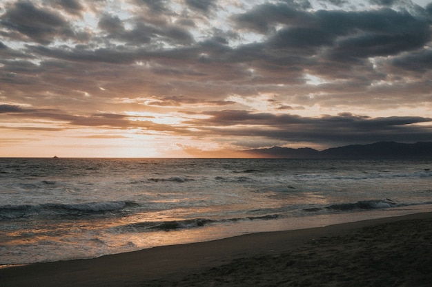 Tramonto cupo scenico sulla spiaggia