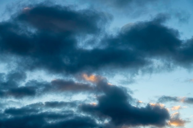 Tramonto da favola. Bel cielo al tramonto. Le nuvole fluttuano al tramonto. Ora blu o dorata